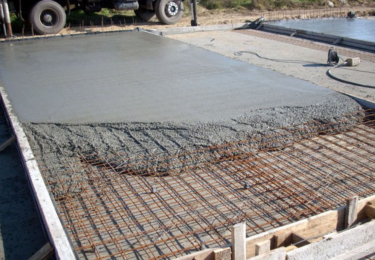 работы по заливке бетонной смеси, её уплотнение и уход за ней во время затвердевания