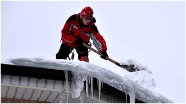 Очистка крыш от снега и наледи альпинистами